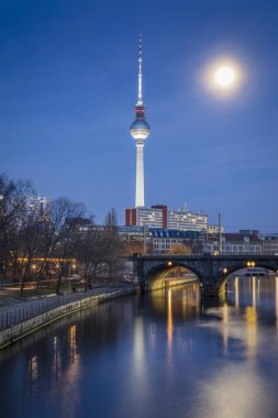 Müzeler Adası üzerinde spree Nehri ve alexanderplatz tv Kulesi Merkezi Berlin, Almanya