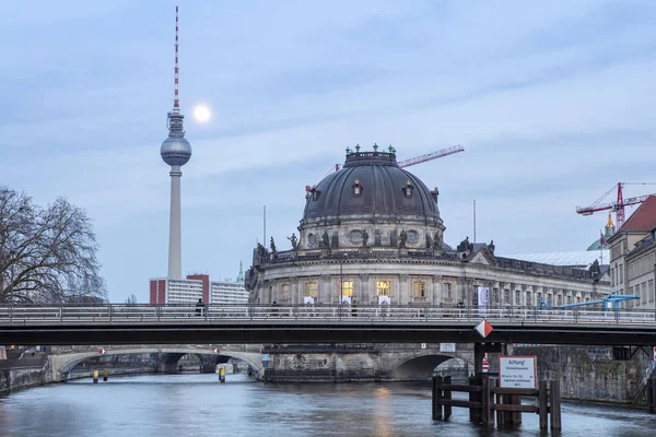 Müzeler Adası üzerinde spree Nehri ve alexanderplatz tv Kulesi Merkezi Berlin, Almanya