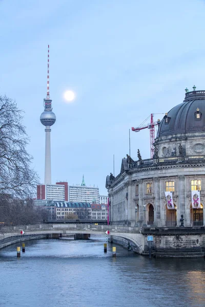 Müzeler Adası üzerinde spree Nehri ve alexanderplatz tv Kulesi Merkezi Berlin, Almanya
