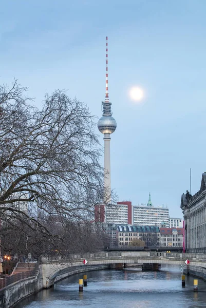 Müzeler Adası üzerinde spree Nehri ve alexanderplatz tv Kulesi Merkezi Berlin, Almanya