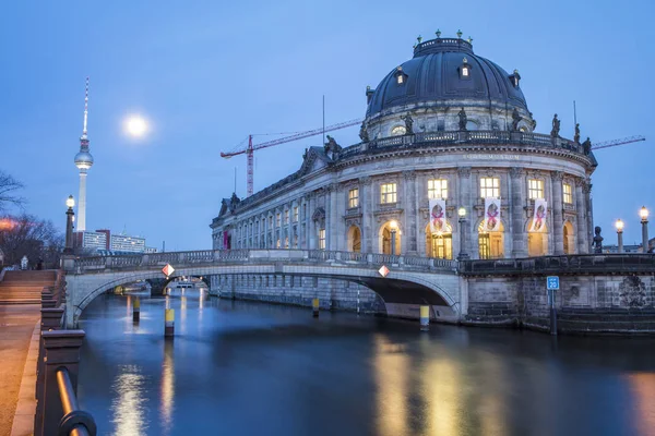 博物馆岛上狂欢河和亚历山大广场电视塔在柏林 德国的中心 — 图库照片