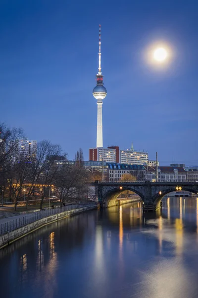 Müzeler Adası üzerinde spree Nehri ve alexanderplatz tv Kulesi Merkezi Berlin, Almanya