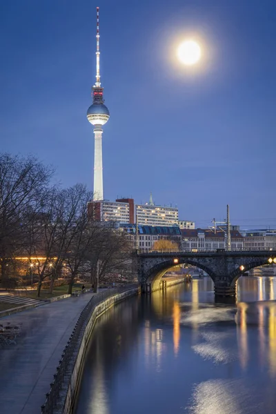 Müzeler Adası üzerinde spree Nehri ve alexanderplatz tv Kulesi Merkezi Berlin, Almanya