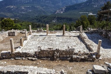 Eski Likya şehri Arykanda. Gymnasium kompleksine genel bakış. Arykanda, 1000 metre yükseklikte dağ terasları üzerinde inşa edilmiş antik bir şehirdir. Muhteşem bir antik şehirdir. Antalya-Türkiye