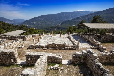 Eski Likya şehri Arykanda. Gymnasium kompleksine genel bakış. Arykanda, 1000 metre yükseklikte dağ terasları üzerinde inşa edilmiş antik bir şehirdir. Muhteşem bir antik şehirdir. Antalya-Türkiye
