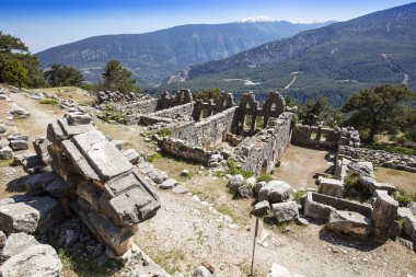 Eski Likya şehri Arykanda. Gymnasium kompleksine genel bakış. Arykanda, 1000 metre yükseklikte dağ terasları üzerinde inşa edilmiş antik bir şehirdir. Muhteşem bir antik şehirdir. Antalya-Türkiye
