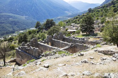 Eski Likya şehri Arykanda. Gymnasium kompleksine genel bakış. Arykanda, 1000 metre yükseklikte dağ terasları üzerinde inşa edilmiş antik bir şehirdir. Muhteşem bir antik şehirdir. Antalya-Türkiye