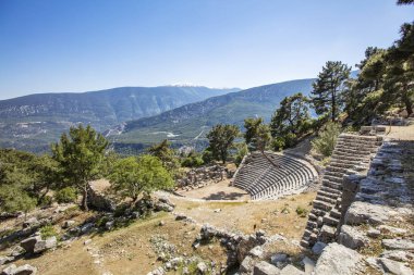 Eski Likya şehri Arykanda. Gymnasium kompleksine genel bakış. Arykanda, 1000 metre yükseklikte dağ terasları üzerinde inşa edilmiş antik bir şehirdir. Muhteşem bir antik şehirdir. Antalya-Türkiye