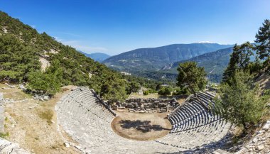 Eski Likya şehri Arykanda. Gymnasium kompleksine genel bakış. Arykanda, 1000 metre yükseklikte dağ terasları üzerinde inşa edilmiş antik bir şehirdir. Muhteşem bir antik şehirdir. Antalya-Türkiye