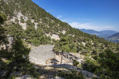 Eski Likya şehri Arykanda. Gymnasium kompleksine genel bakış. Arykanda, 1000 metre yükseklikte dağ terasları üzerinde inşa edilmiş antik bir şehirdir. Muhteşem bir antik şehirdir. Antalya-Türkiye