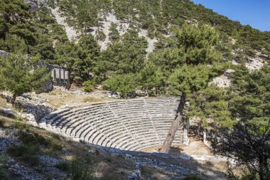 Eski Likya şehri Arykanda. Gymnasium kompleksine genel bakış. Arykanda, 1000 metre yükseklikte dağ terasları üzerinde inşa edilmiş antik bir şehirdir. Muhteşem bir antik şehirdir. Antalya-Türkiye
