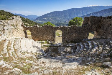 Eski Likya şehri Arykanda. Gymnasium kompleksine genel bakış. Arykanda, 1000 metre yükseklikte dağ terasları üzerinde inşa edilmiş antik bir şehirdir. Muhteşem bir antik şehirdir. Antalya-Türkiye