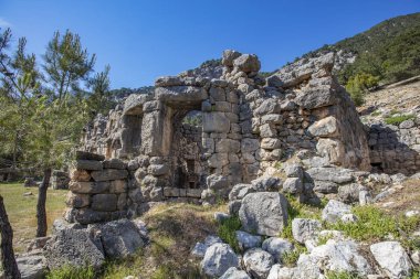Eski Likya şehri Arykanda. Gymnasium kompleksine genel bakış. Arykanda, 1000 metre yükseklikte dağ terasları üzerinde inşa edilmiş antik bir şehirdir. Muhteşem bir antik şehirdir. Antalya-Türkiye