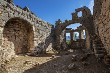 Eski Likya şehri Arykanda. Gymnasium kompleksine genel bakış. Arykanda, 1000 metre yükseklikte dağ terasları üzerinde inşa edilmiş antik bir şehirdir. Muhteşem bir antik şehirdir. Antalya-Türkiye