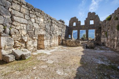 Eski Likya şehri Arykanda. Gymnasium kompleksine genel bakış. Arykanda, 1000 metre yükseklikte dağ terasları üzerinde inşa edilmiş antik bir şehirdir. Muhteşem bir antik şehirdir. Antalya-Türkiye