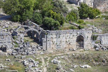 Tlos, Güney Türkiye 'nin Muğla Ilinin Fethiye tatil beldesi yakınlarında eski bir harap Likya Tepesi Kalesi