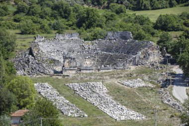 Tlos, Güney Türkiye 'nin Muğla Ilinin Fethiye tatil beldesi yakınlarında eski bir harap Likya Tepesi Kalesi