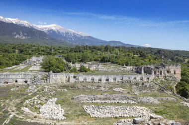 Tlos, Güney Türkiye 'nin Muğla Ilinin Fethiye tatil beldesi yakınlarında eski bir harap Likya Tepesi Kalesi