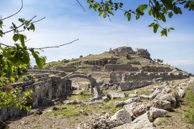 Tlos, Güney Türkiye 'nin Muğla Ilinin Fethiye tatil beldesi yakınlarında eski bir harap Likya Tepesi Kalesi