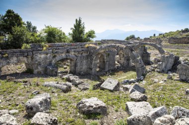 Tlos, Güney Türkiye 'nin Muğla Ilinin Fethiye tatil beldesi yakınlarında eski bir harap Likya Tepesi Kalesi