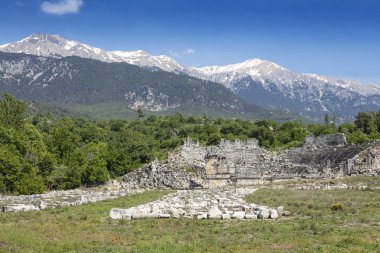 Tlos, Güney Türkiye 'nin Muğla Ilinin Fethiye tatil beldesi yakınlarında eski bir harap Likya Tepesi Kalesi
