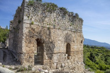 Tlos, Güney Türkiye 'nin Muğla Ilinin Fethiye tatil beldesi yakınlarında eski bir harap Likya Tepesi Kalesi