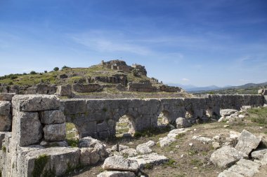 Tlos, Güney Türkiye 'nin Muğla Ilinin Fethiye tatil beldesi yakınlarında eski bir harap Likya Tepesi Kalesi