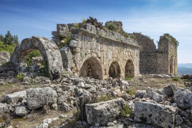 Tlos, Güney Türkiye 'nin Muğla Ilinin Fethiye tatil beldesi yakınlarında eski bir harap Likya Tepesi Kalesi