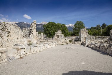 Tlos, Güney Türkiye 'nin Muğla Ilinin Fethiye tatil beldesi yakınlarında eski bir harap Likya Tepesi Kalesi