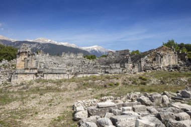 Tlos, Güney Türkiye 'nin Muğla Ilinin Fethiye tatil beldesi yakınlarında eski bir harap Likya Tepesi Kalesi