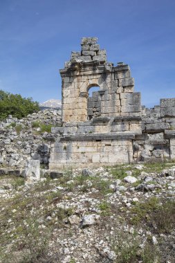 Tlos, Güney Türkiye 'nin Muğla Ilinin Fethiye tatil beldesi yakınlarında eski bir harap Likya Tepesi Kalesi