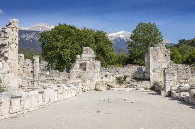 Tlos, Güney Türkiye 'nin Muğla Ilinin Fethiye tatil beldesi yakınlarında eski bir harap Likya Tepesi Kalesi
