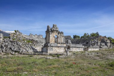 Tlos, Güney Türkiye 'nin Muğla Ilinin Fethiye tatil beldesi yakınlarında eski bir harap Likya Tepesi Kalesi