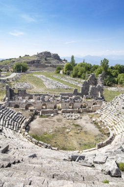 Tlos, Güney Türkiye 'nin Muğla Ilinin Fethiye tatil beldesi yakınlarında eski bir harap Likya Tepesi Kalesi