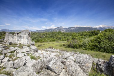 Tlos, Güney Türkiye 'nin Muğla Ilinin Fethiye tatil beldesi yakınlarında eski bir harap Likya Tepesi Kalesi