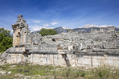 Tlos, Güney Türkiye 'nin Muğla Ilinin Fethiye tatil beldesi yakınlarında eski bir harap Likya Tepesi Kalesi