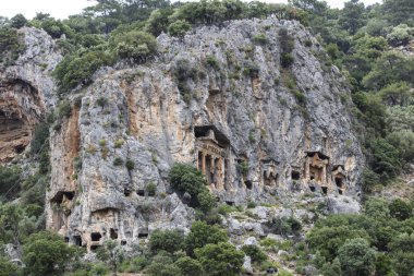 Kaunos antik kenti, Dalyan Vadisi, Türkiye. Kaunos (Latince: Caunus) Antik Karya ve Anadolu 'da, modern Dalyan kentinin birkaç km batısında, Mula Eyaleti, Türkiye.