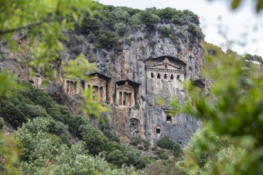 Kaunos antik kenti, Dalyan Vadisi, Türkiye. Kaunos (Latince: Caunus) Antik Karya ve Anadolu 'da, modern Dalyan kentinin birkaç km batısında, Mula Eyaleti, Türkiye.