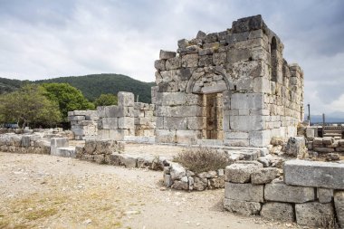 Kaunos antik kenti, Dalyan Vadisi, Türkiye. Kaunos (Latince: Caunus) Antik Karya ve Anadolu 'da, modern Dalyan kentinin birkaç km batısında, Mula Eyaleti, Türkiye.