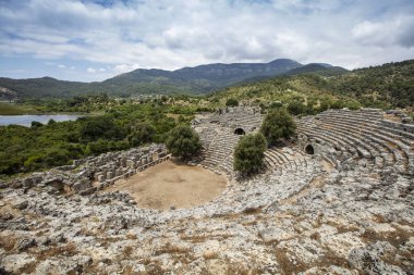 Kaunos antik kenti, Dalyan Vadisi, Türkiye. Kaunos (Latince: Caunus) Antik Karya ve Anadolu 'da, modern Dalyan kentinin birkaç km batısında, Mula Eyaleti, Türkiye.