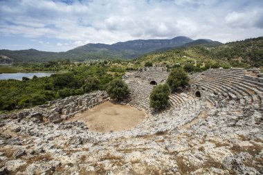 Kaunos antik kenti, Dalyan Vadisi, Türkiye. Kaunos (Latince: Caunus) Antik Karya ve Anadolu 'da, modern Dalyan kentinin birkaç km batısında, Mula Eyaleti, Türkiye.