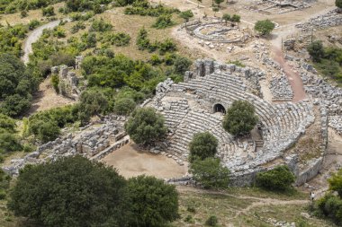 Kaunos antik kenti, Dalyan Vadisi, Türkiye. Kaunos (Latince: Caunus) Antik Karya ve Anadolu 'da, modern Dalyan kentinin birkaç km batısında, Mula Eyaleti, Türkiye.