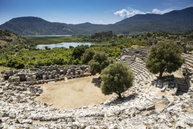 Kaunos antik kenti, Dalyan Vadisi, Türkiye. Kaunos (Latince: Caunus) Antik Karya ve Anadolu 'da, modern Dalyan kentinin birkaç km batısında, Mula Eyaleti, Türkiye.