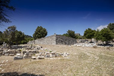 Kaunos antik kenti, Dalyan Vadisi, Türkiye. Kaunos (Latince: Caunus) Antik Karya ve Anadolu 'da, modern Dalyan kentinin birkaç km batısında, Mula Eyaleti, Türkiye.
