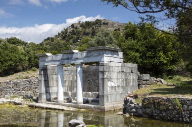 Kaunos antik kenti, Dalyan Vadisi, Türkiye. Kaunos (Latince: Caunus) Antik Karya ve Anadolu 'da, modern Dalyan kentinin birkaç km batısında, Mula Eyaleti, Türkiye.