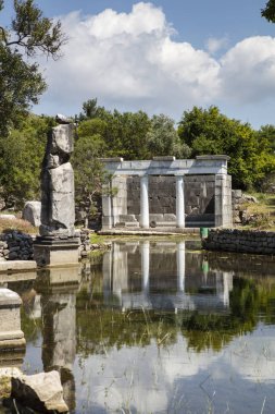 Kaunos antik kenti, Dalyan Vadisi, Türkiye. Kaunos (Latince: Caunus) Antik Karya ve Anadolu 'da, modern Dalyan kentinin birkaç km batısında, Mula Eyaleti, Türkiye.
