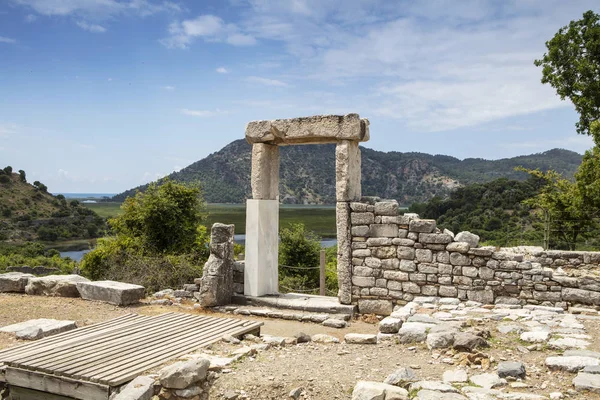 Kaunos antik kenti, Dalyan Vadisi, Türkiye. Kaunos (Latince: Caunus) Antik Karya ve Anadolu 'da, modern Dalyan kentinin birkaç km batısında, Mula Eyaleti, Türkiye.