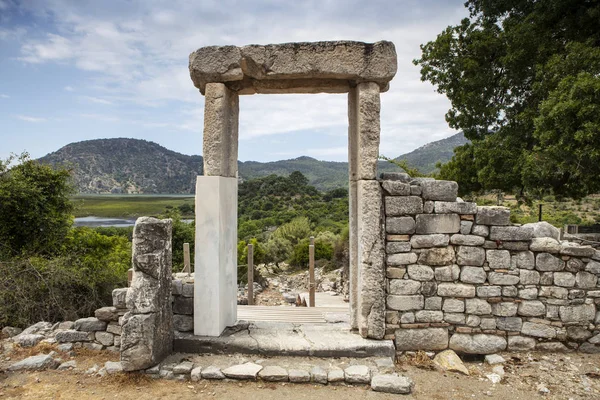 Kaunos antik kenti, Dalyan Vadisi, Türkiye. Kaunos (Latince: Caunus) Antik Karya ve Anadolu 'da, modern Dalyan kentinin birkaç km batısında, Mula Eyaleti, Türkiye.