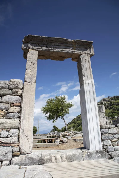 Kaunos antik kenti, Dalyan Vadisi, Türkiye. Kaunos (Latince: Caunus) Antik Karya ve Anadolu 'da, modern Dalyan kentinin birkaç km batısında, Mula Eyaleti, Türkiye.