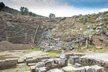Stratonikeia antik kenti. Stratonikeia, Caria bölgesi 'nin içinde yer alan antik bir şehirdir. Bugünkü Eskihisar köyünde, Muğla Eyaleti, Türkiye 'de yer almaktadır.